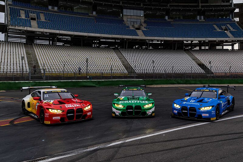 DTM-Tests: Drei BMW M4 GT3 von Schubert Motorsport erstmals in neuen Designs auf der Rennstrecke.