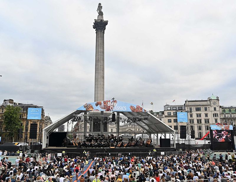 Sir Simon Rattle dirigiert BMW CLASSICS 2022. Kostenfreies Sommer-Open-Air-Konzert mit dem London Symphony Orchestra und Gastcellisten Sheku Kanneh-Mason auf dem Trafalgar Square.