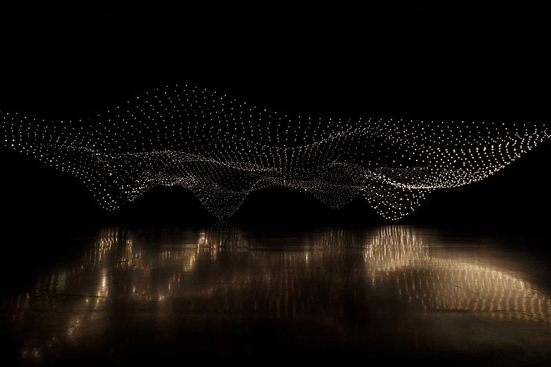 Anlässlich der Art Basel in Miami Beach 2022 präsentieren Superblue und BMW i Rafael Lozano-Hemmer: „Pulse Topology“. 3.000 Glühbirnen erzeugen ein eindringliches Zusammenspiel von Herzschlägen.