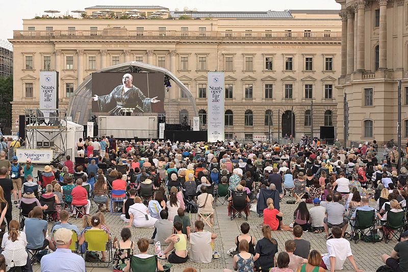 Über 22.000 Besucher bei „Staatsoper für alle“ 2022 am 18. und 19. Juni auf dem Bebelplatz. Nach zwei Jahren endlich wieder für alle und dank BMW kostenfrei.