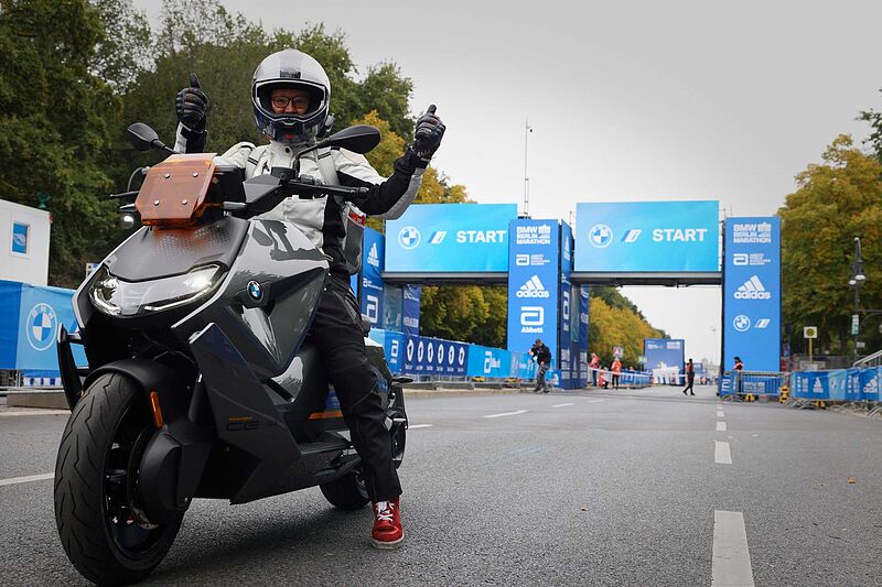 BMW BERLIN-MARATHON: Streckentest mit dem vollelektrischen BMW CE 04.