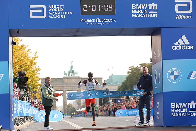 Weltrekord bei den Männern, Frauen-Streckenrekord und 45.000 Champions beim BMW BERLIN-MARATHON 2022.