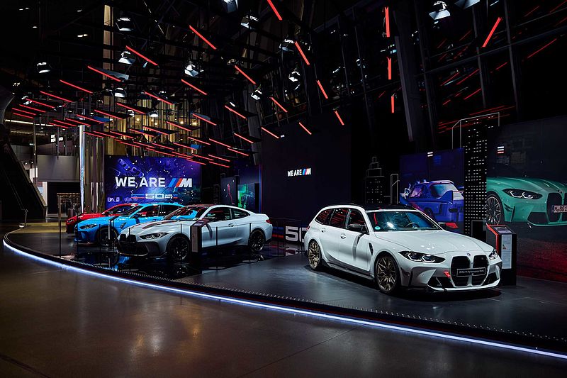 Die BMW Welt feiert 50 Jahre BMW M. Drei Wochenenden ist die BMW Welt mit den ikonischen Farben des stärksten Buchstabens der Welt geschmückt.