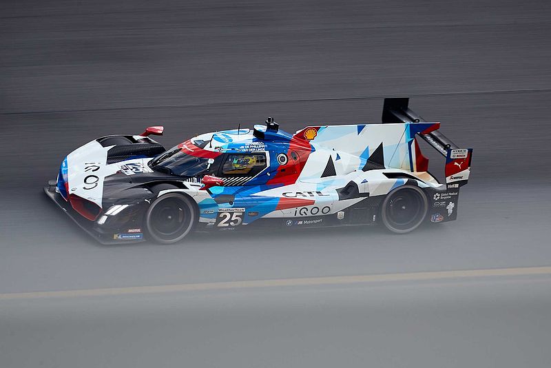„Roar“ vor den 24 Stunden von Daytona: BMW M Hybrid V8 Prototypen starten aus der vierten Reihe.