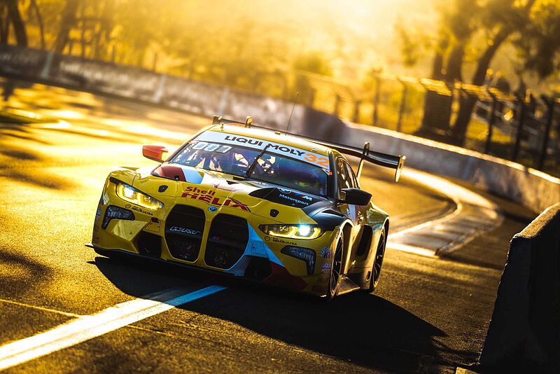 BMW M Team WRT belegt beim Bathurst 12 Hour die Plätze vier und sechs.