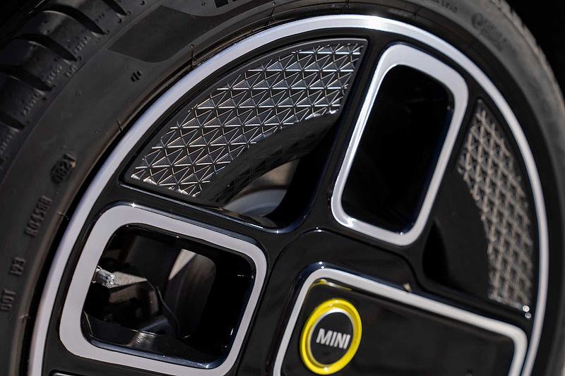 Premiere mit dem ersten vollelektrischen MINI Cooper SE Cabrio: Leichtmetallräder aus 100 Prozent Sekundäraluminium.