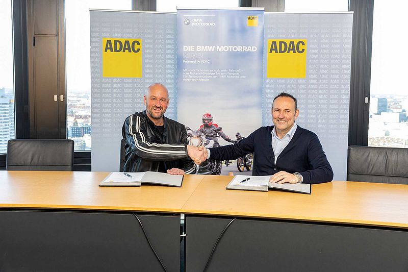 BMW Motorrad stellt 149 Motorräder für ADAC Fahrsicherheitstrainings bereit.
