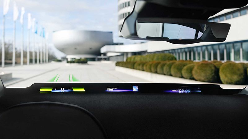 Das BMW Panoramic Vision: Neues Head-Up Display über die gesamte Breite der Windschutzscheibe kommt ab 2025 in Serie.