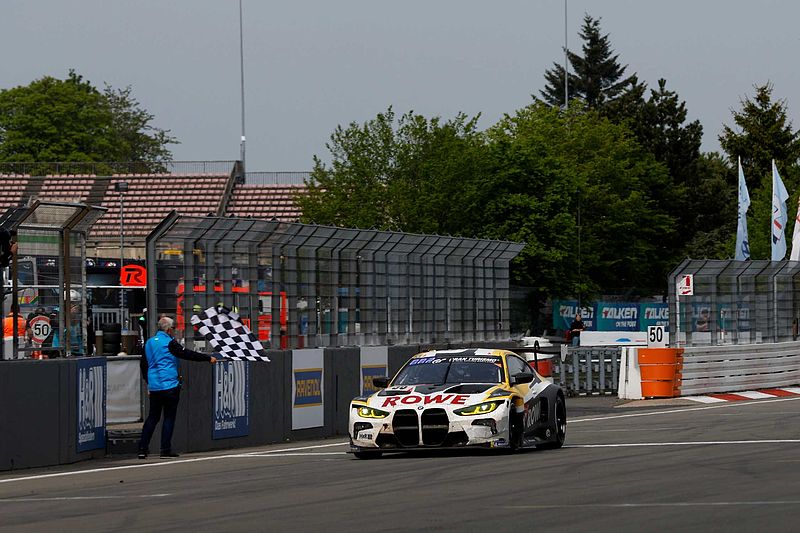 ROWE Racing erringt mit dem BMW M4 GT3 den zweiten Platz beim 24-Stunden-Rennen auf dem Nürburgring.