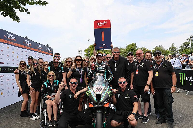 Drei Siege und neue Rundenrekorde: Peter Hickman ist mit der neuen BMW M 1000 RR bei der Isle of Man TT eine Klasse für sich.
