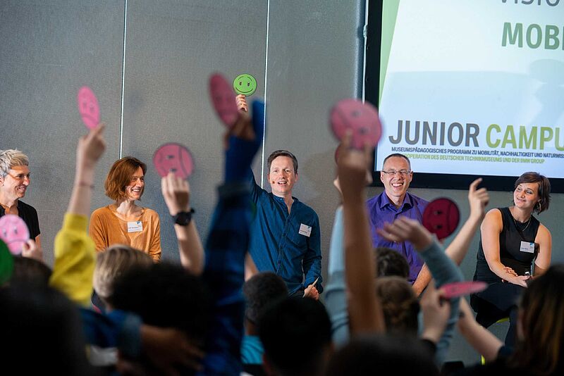 Schulkinder-Konferenz im Junior Campus im Deutschen Technikmuseum. Schülerinnen und Schüler stellen ihre Idee für die Mobilität der Zukunft vor.
