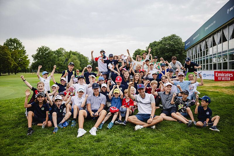 Mit glücklichen Gesichtern in die Turnierwoche: Sportstars und Gäste erleben das BMW International Open Pro-Am Turnier.