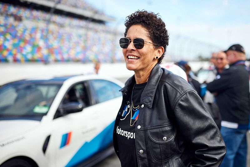 „Dynamik in Form“: Die international renommierte Künstlerin Julie Mehretu wird das 20. BMW Art Car gestalten. Die traditionelle Verbindung von Rennsport und Kunst wird mit dem Start des BMW M Hybrid V