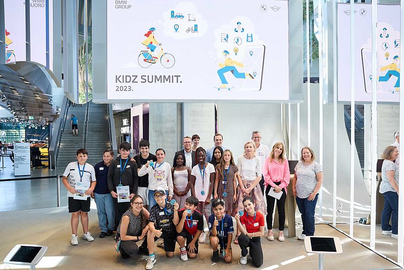 BMW Group sieht die Mobilität der Zukunft mit Kinderaugen. Schülerinnen und Schüler stellen beim Kidz Summit 2023 im FUTURE FORUM by BMW Welt innovative Ideen vor.