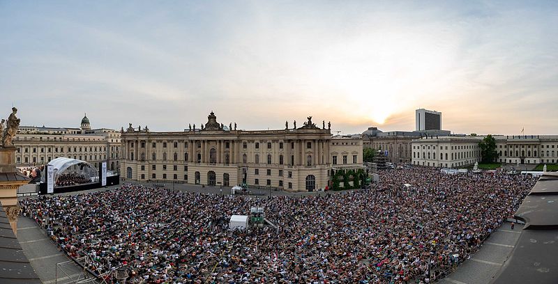 Rund 33.000 Besucher bei „Staatsoper für alle“ am 8. und 9. Juli auf dem Bebelplatz. Sommerliches Opernwochenende dank BMW bei freiem Eintritt.