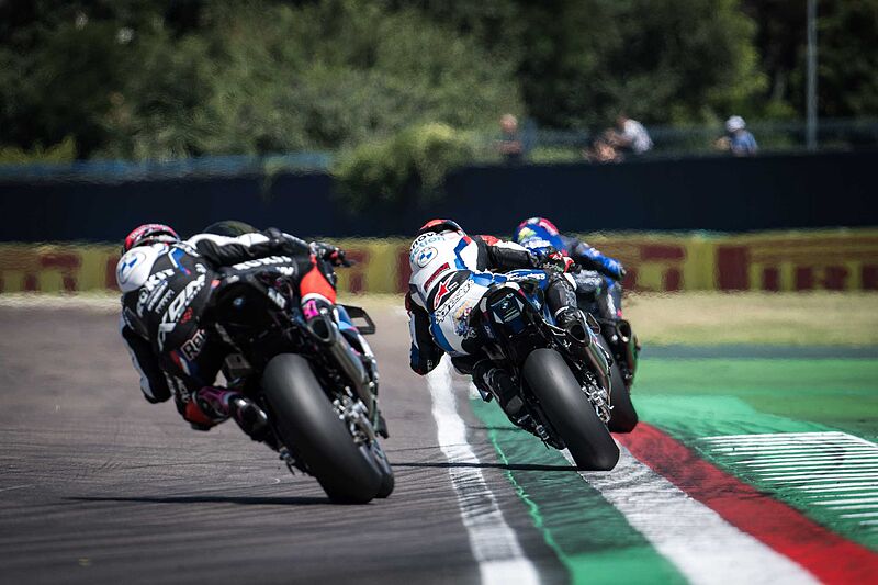 BMW Motorrad Motorsport setzt positiven Trend bei WorldSBK-Hitzeschlacht in Imola fort.