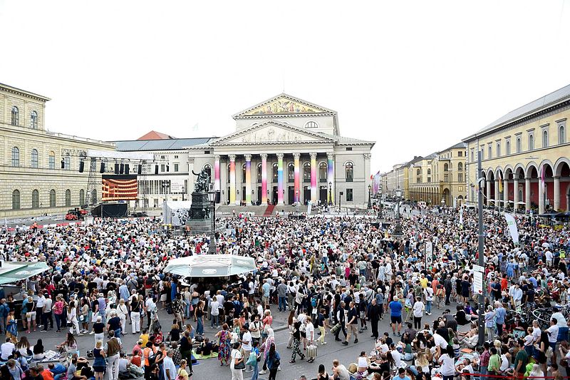 Rund 10.000 Besucher bei Oper für alle am 23. Juli auf dem Max-Joseph-Platz. Live-Opernübertragung von Giuseppe Verdis AIDA dank BMW für alle kostenfrei.