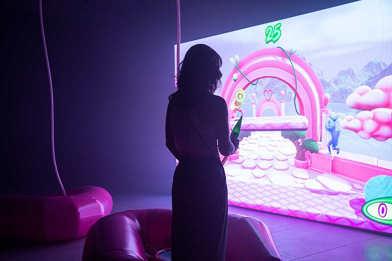 Sara Sadik gestaltet BMW Open Work by Frieze 2023. Neuer Film und Videospiel, das die neue AirConsole-Technologie des BMW i5 nutzt, feiern im Rahmen der Frieze London im KOKO Club Premiere.