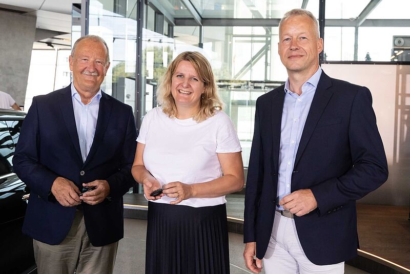 BMW Deutschland übergibt vollelektrischen MINI Cooper SE als Hauptgewinn in der BMW Welt