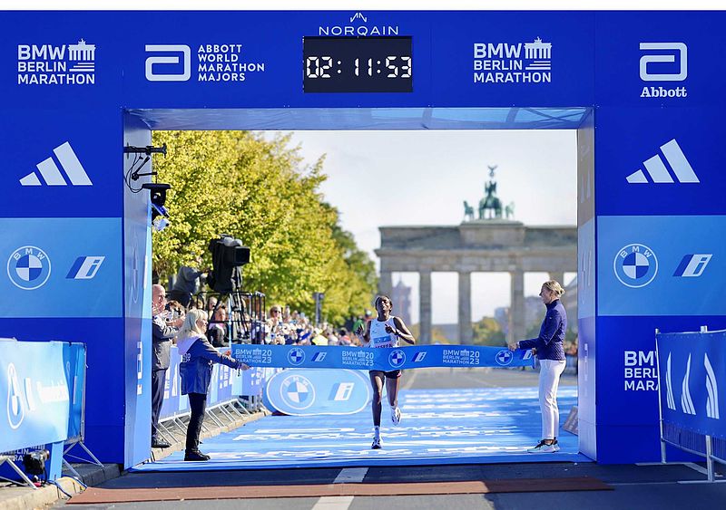Pure Freude beim BMW BERLIN-MARATHON 2023: Assefa stürmt zum Weltrekord, Kipchoge alleiniger Rekordsieger.