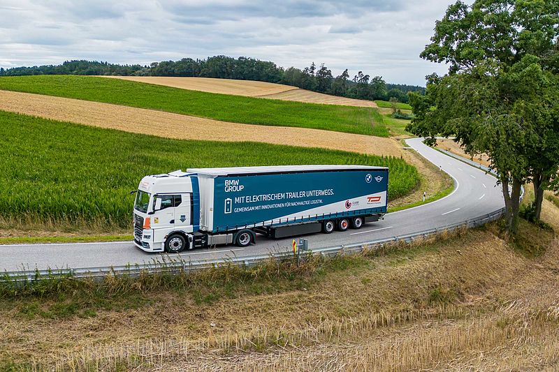 BMW Group Logistik testet erfolgreich elektrische Sattelauflieger in verschiedenen Szenarien des realen Logistikbetriebs.