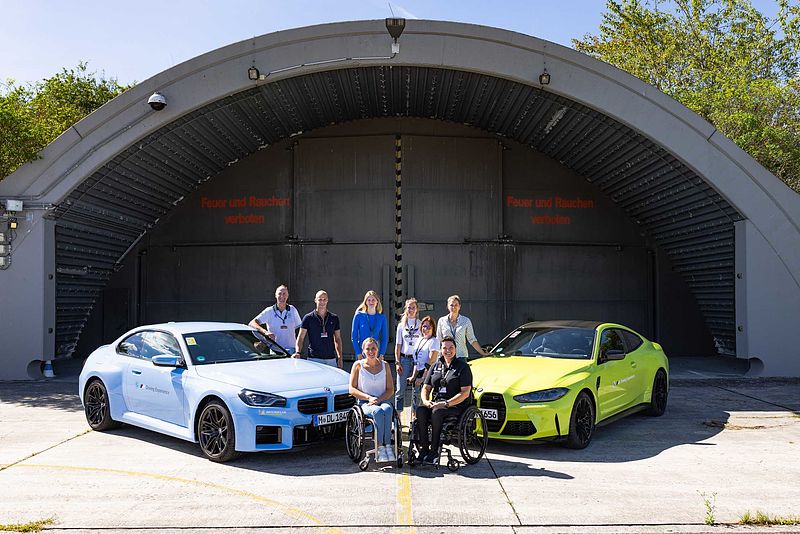 Biathlon-Weltmeisterinnen und Behindertensportler erleben Fahrsicherheitstraining in der BMW M Driving Experience.
