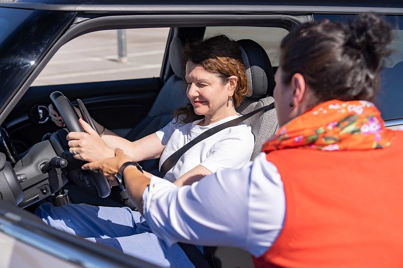 Elektrisch, nachhaltig, grenzenlos: Der MINI Cooper SE ermöglicht Fahrspaß für Menschen mit Behinderung.