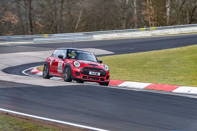 Premiere auf dem Nürburgring: Das erste Rennen für den neuen MINI John Cooper Works von Bulldog Racing.