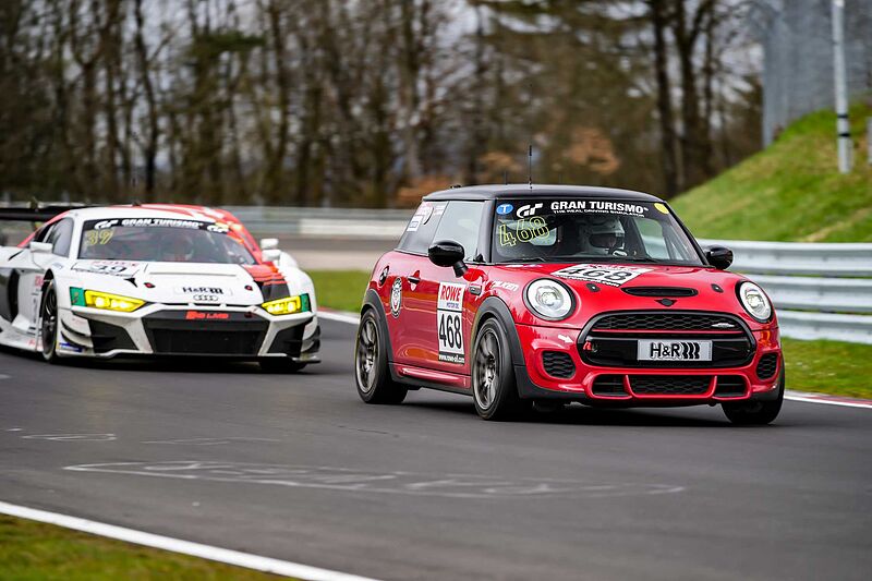 Der MINI John Cooper Works von Bulldog Racing im zweiten Rennen der Nürburgring Langstrecken-Serie (NLS).