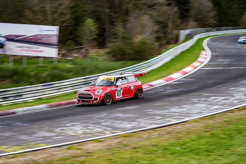 Erfolgreicher Sprint durch die Grüne Hölle: Der MINI John Cooper Works von Bulldog Racing beim 2. Lauf der Rundstrecken-Challenge Nürburgring 2023.