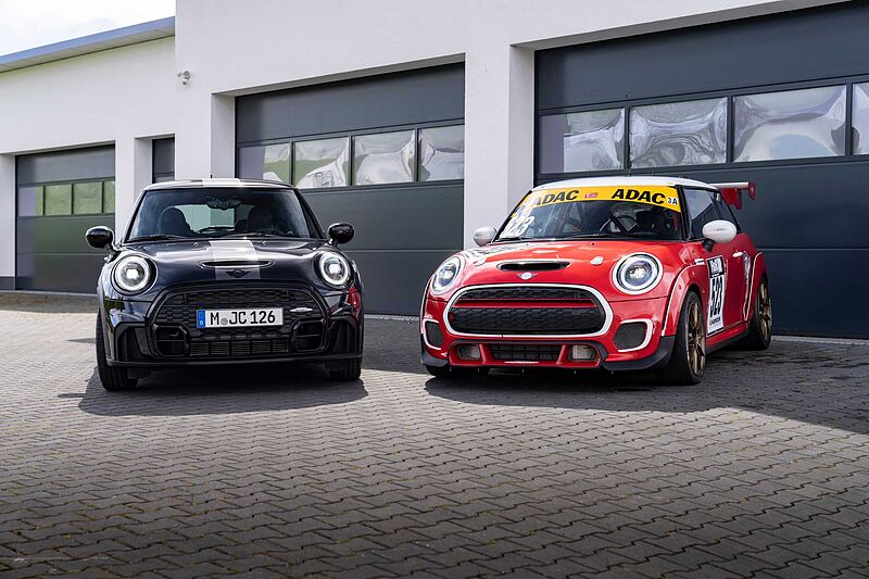 MINI John Cooper Works mit 6-Gang Schaltgetriebe von Bulldog Racing startet bei der 51. Ausgabe des 24 Stunden-Rennens auf dem Nürburgring, am Steuer Charlie Cooper (GBR).