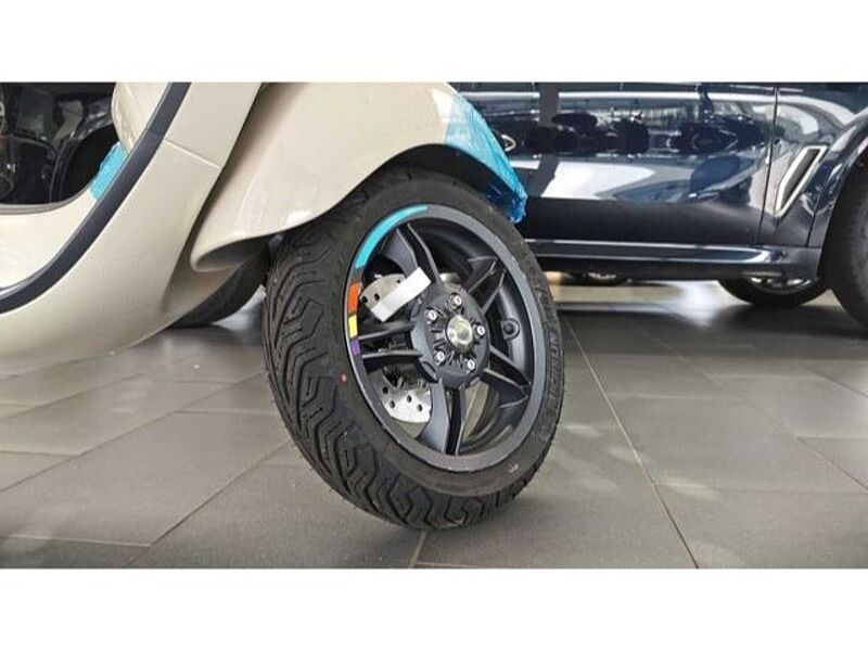 Vespa Primavera 50 S beige MJ 24 Cockpit