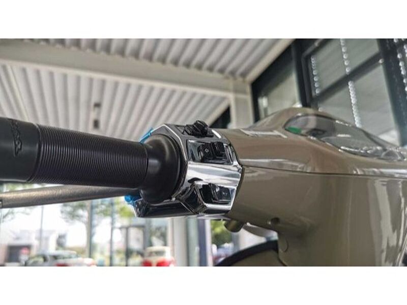 Vespa Primavera 50 S beige MJ 24 Cockpit