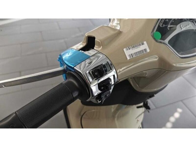 Vespa Primavera 50 S beige MJ 24 Cockpit