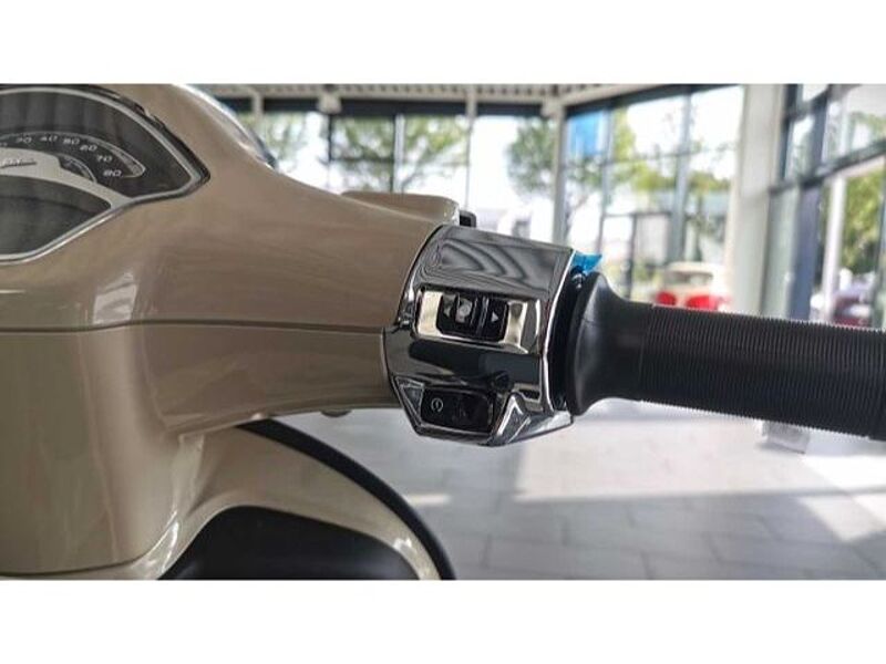 Vespa Primavera 50 S beige MJ 24 Cockpit