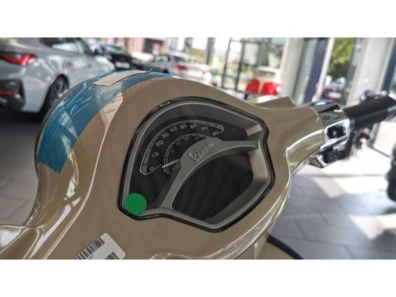 Vespa Primavera 50 S beige MJ 24 Cockpit