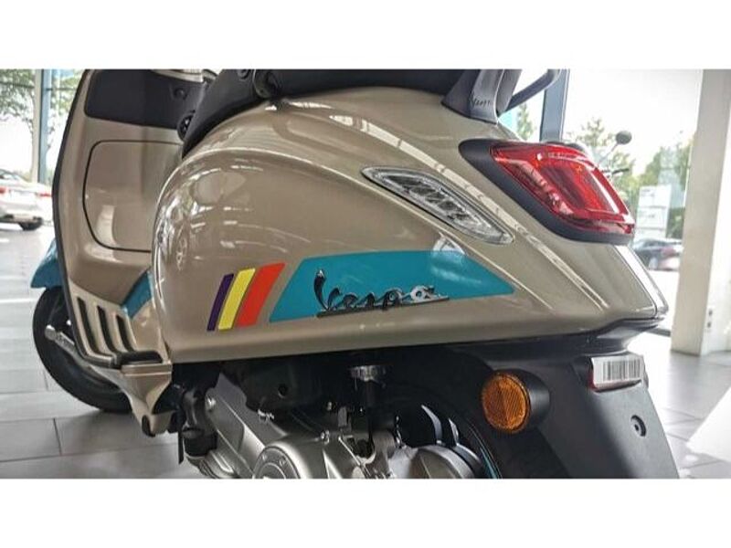 Vespa Primavera 50 S beige MJ 24 Cockpit