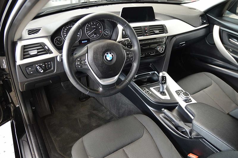 BMW 320i Touring Autom. Advantage NAVI, LED