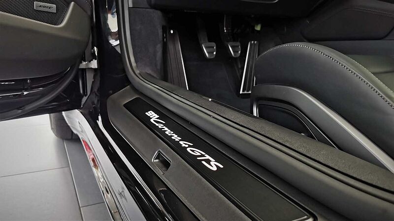 Porsche 911 Carrera 4 GTS, schwarz/schwarz/voll/sofort